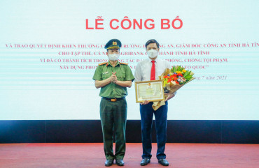 Công an Hà Tĩnh  trao thưởng cho Ngân hàng Agribank chi nhánh tỉnh Hà Tĩnh